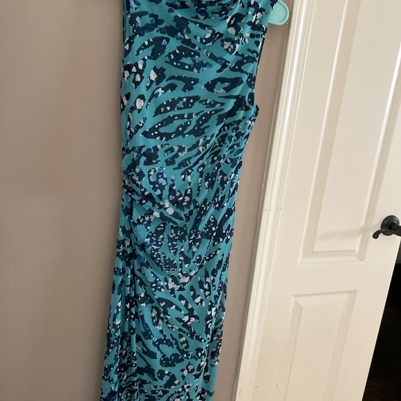 Extremely flattering Donna Morgan mesh dress - Picture 1 of 5
